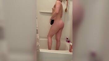 Cheerleaderkait who wants to help me in the shower onlyfans leaked video on dochick.com