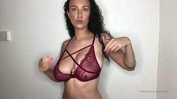 Joey Fisher bra try outs on dochick.com