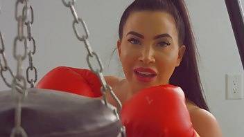 KORINA KOVA the foxxy boxing champion on dochick.com