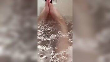 Krystallayke feet in the bath xxx video on dochick.com