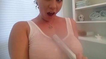 Anabelle Pync dabbles in the bathroom premium free cam snapchat & manyvids porn videos on dochick.com