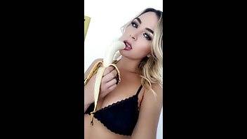 Blair Williams eats a banana premium free cam snapchat & manyvids porn videos on dochick.com