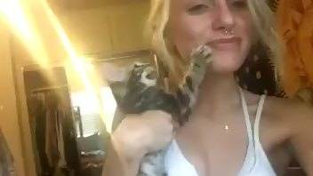 Naomi Woods plays with a cat premium free cam snapchat & manyvids porn videos on dochick.com