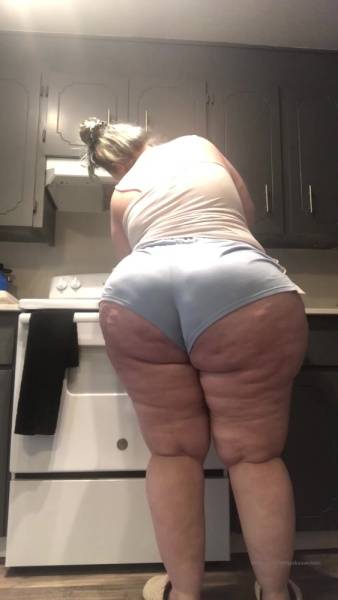 Jexkaawolves cooking some breakfast and dancing to some music xxx onlyfans porn videos on dochick.com
