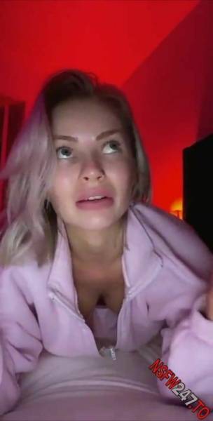 Layna Boo tease at night snapchat premium porn videos on dochick.com