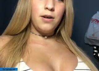 Spanish girl teasing her cleavage gracesosaqueen - Spain on dochick.com
