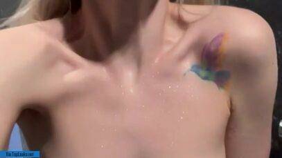 I feel so dirty for doing this in the gym shower 🙈💕 [gif] on dochick.com