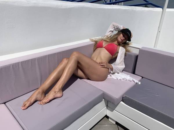 Stella Cardo & her sexy legs on dochick.com