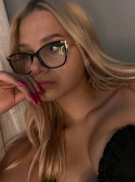 Lovely model LittleTinyBlonde boobs show on dochick.com